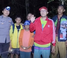 Polres Gresik Selamatkan Wisatawan Asal Sidoarjo Yang Tersesat di Hutan Pulau Bawean