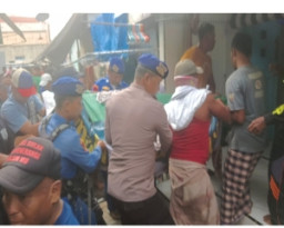 Nelayan Asal Lumpur Gresik Ditemukan Meninggal Dunia Mengapung, Satpolairud Polres Gresik Bantu Lakukan Evakuasi