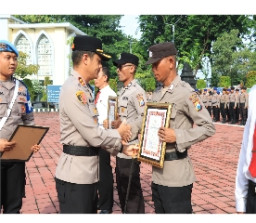 16 Personel dan 16 Warga Teladan Terima Penghargaan Dari Kapolres Gresik