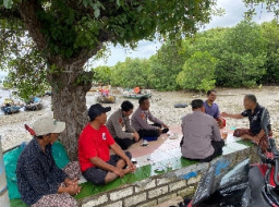 Satpolairud Polres Gresik Duduk Bersama Nelayan Mengare, Bahas Keselamatan dan Laut Lestari