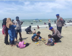 Satpolairud Polres Gresik Siaga di Pantai Dalegan Gresik, Jaga Keamanan dan Kenyamanan Pengunjung