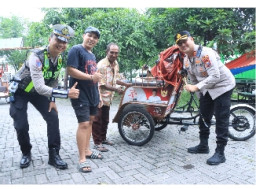 Aksi Humanis Operasi Keselamatan Semeru, Kapolres Gresik Bagikan Helm Gratis Pengemudi Becak Listrik
