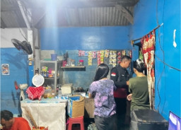 Sikat Peredaran Miras, Polres Gresik Amankan Puluhan Botol Miras dari Warung Karaoke di Menganti