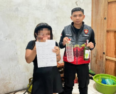 Polres Gresik Razia Warung Jual Miras di Manyar, Puluhan Botol Miras dan Seorang Perempuan di Amankan 
