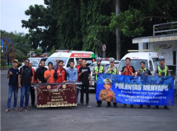 Satlantas Polres Gresik dan Driver Ambulans Bagikan Takjil di Depan Kantor Bupati, Kolaborasi di Bulan Suci