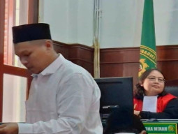 Anak Perwira Polisi Didakwa Jadi Kurir dan Pengemas Sabu Seberat 72,6 Gram, Adrian Fathur Rahman Diadili di PN Surabaya