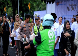 Program Polantas Menyapa, Satlantas Polres Gresik dan REI Bagi Takjil untuk Pengguna Jalan