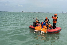 Setelah Tiga Hari Pencarian, Satpolairud Polres Gresik dan Tim SAR Berhasil Temukan Korban KM Dharma Ferry VII