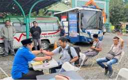 Ngabuburit Sambil Urus SIM, Layanan SIM Keliling Ramadan Satlantas Polres Gresik Diserbu Warga di Masjid Agung