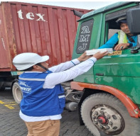 Berbagi Kebahagiaan di Bulan Ramadhan, TPS Bagikan Takjil Pada Pengemudi Truk dan Mitra Kerja 