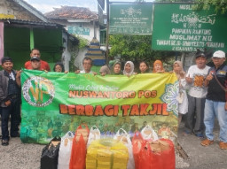 Media Online Nuswantoro Pos Berbagi 600 Takjil di Jalan Raya Kenjeran 113 Surabaya