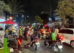 Ribuan Jamaah Hadiri Tradisi Malam Selawe di Makam Sunan Giri, Polres Gresik Kerahkan Pengamanan Gabungan