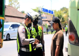 Satlantas Polres Gresik Tertibkan Truk Sumbu Tiga di Bunder, Amankan Arus Mudik Lebaran 2026