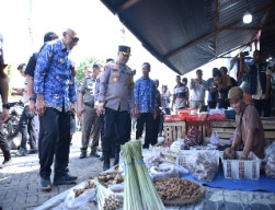 Stok Aman, Harga Relatif Stabil, Kapolres Gresik Sidak Pasar Jelang Idul Fitri 1447 H