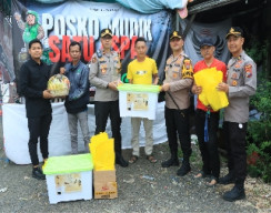 Wujud Kepedulian, Kapolres Gresik Bersama Bhayangkari Sambangi Pos Pengamanan Bagikan Hampers Lebaran