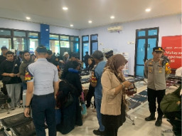 Puluhan Penumpang Terlantar di Pelabuhan Gresik, Polres dan Pelindo Sigap Beri Solusi