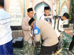 Polres Gresik Gelar Sholat Idulfitri Bersama Masyarakat di Mapolres