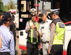 Rampcheck di Tol Wringinanom, Petugas Pastikan Bus Angkutan Balik Lebaran Laik Jalan