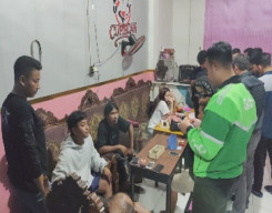 Polres Gresik Gerebek Ruko Tempat Karaoke di Cerme, 93 Botol Miras Diamankan
