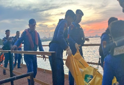 Satpolairud Polres Gresik Bantu Evakuasi Jasad Pria Lansia di Dermaga Pelabuhan Petro