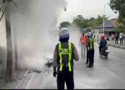 Satlantas Polres Gresik Sigap Padamkan Kebakaran Motor di Depan Terminal Bunder