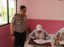 Aksi Humanis Kapolres Gresik di SLB, Beri Semangat dan Pelukan Hangat Untuk Anak-anak Istimewa