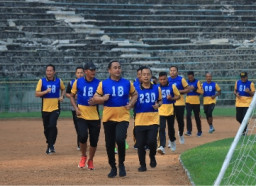 Polres Gresik Gelar Tes Kesemaptaan Jasmani Semester I 2026 di Stadion Petrokimia
