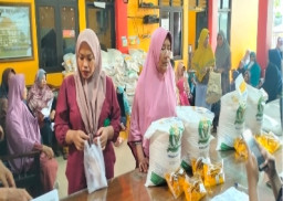 Jaga Stabilitas dan Ringankan Beban Ekonomi Masyarakat, Pemdes Golokan Salurkan Bantuan Pangan kepada 876 KPM