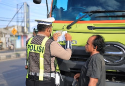 Polres Gresik Tindak Puluhan Truk Langgar Jam Operasional di Jalur Pantura dan Cerme