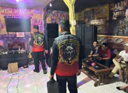 Polres Gresik Gerebek Warung Remang-remang di Dukun, Puluhan Botol Miras Disita ‎
