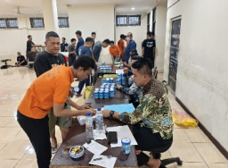 Upaya Deteksi Dini, Ratusan Warga Binaan Rutan Surabaya Dites Urin Mendadak 