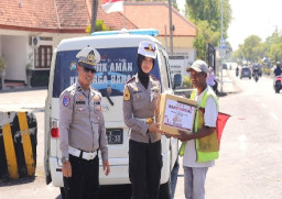Polantas Menyapa, Satlantas Polres Gresik dan Taruna Akpol Salurkan Bantuan Sosial kepada Masyarakat