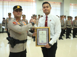 27 Anggota Polres Gresik Terima Reward, Kapolres Tegaskan Kinerja Baik Harus Dihargai