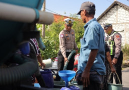 Satlantas Polres Gresik Salurkan Air Bersih untuk Warga Pandanan, Wujud Kepedulian Sambut HUT Bhayangkara ke-80