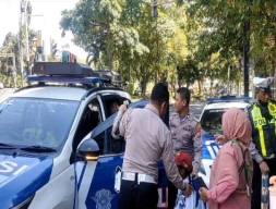 Satlantas Polres Gresik Sigap Selamatkan Siswa SD yang Tersesat Saat Pulang Sekolah
