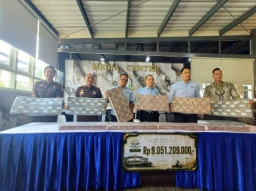 Kejari Surabaya Setor Rp9,05 Miliar, Hasil Rampasan TPPU Judi Online ke Kas Negara