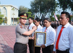 Polres Gresik Beri Penghargaan Enam Personel dan Dua Warga, Pengungkapan Pencurian Kabel Jadi Sorotan