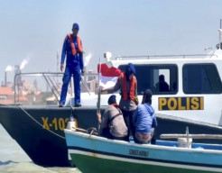 Merah Putih Berkibar di Tengah Laut, Satpolairud Polres Gresik Semarakkan HUT ke-81 RI
