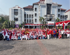 Jalan Santai HUT RI ke-81, Pegawai DPUTR dan DCKPKP Gresik Tampil Kompak dengan Busana Beragam