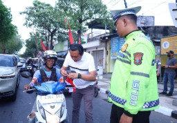 Polres Gresik Bagikan 160 Bendera Merah Putih di Simpang Sentolang, Kobarkan Nasionalisme Pengguna Jalan