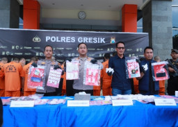 Polres Gresik Ungkap 14 Kasus Narkoba, 17 Tersangka Diamankan