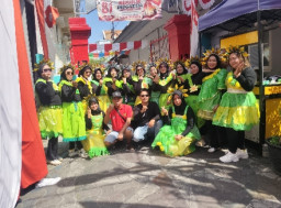Peserta Karnaval RT 14 RW 02 Krembangan Bhakti Tampil Meriah dengan Kostum Daur Ulang