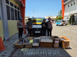 439 Botol Arak Bali Diangkut Pikap, Satresnarkoba Polres Gresik Amankan Dua Orang