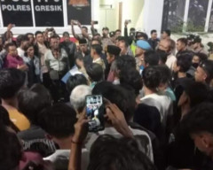Ratusan Warga Tenggor Geruduk Mapolres Gresik, Protes Dugaan Salah Tangkap dan Penganiayaan Dua Pelajar