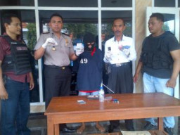 Kakek Penggali Kubur Pun Nyoba Jadi Bandar Sabu, Kini Nginap di Mapolsek Dukuh Pakis