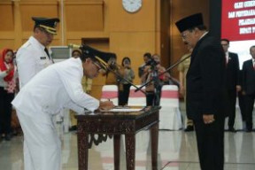 Bupati dan Wakil Bupati Tulungagung, Dilantik Pakde Karwo.