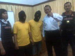 Dua Pria Digrebek Anggota Polsek Simokerto Saat Pesta Sabu.