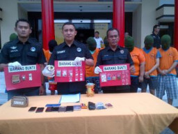 Satreskoba Polrestabes Surabaya Panen Tersangka Pengedar Ekstasi
