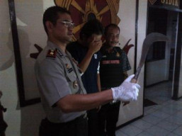 Coba Rebut Pelanggan, Makelar Akik di Clurit