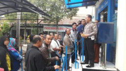 Iptu Pujiono Sosialisasikan Berlalu Lintas Yang Baik Pada Pemohon SIM, Sebelum Laksanakan Ujian 